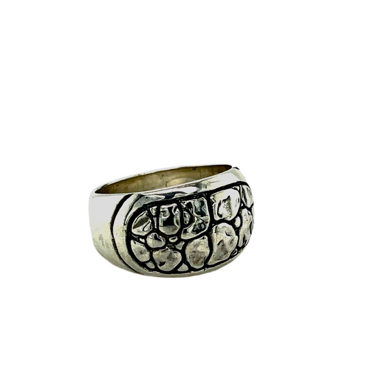Silver ring with crocodile pattern