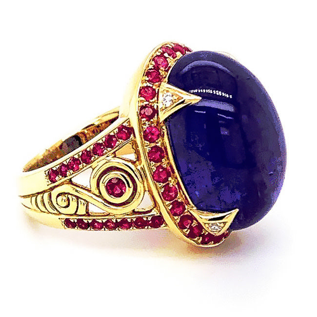 18 kt yellow gold ring cabachon Tanzanite and Rubys